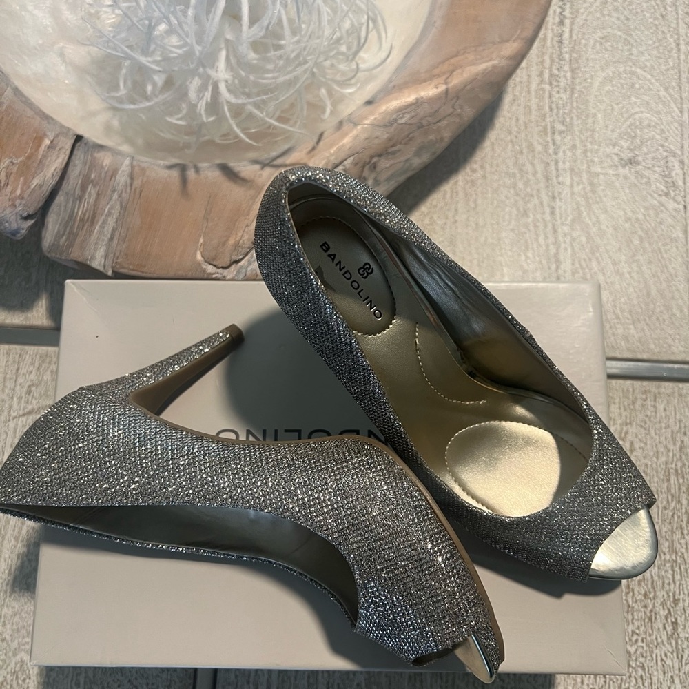 NWT Bandolino gold sparkly peep toe heels 3” heel, 1/2” platform w/original box.